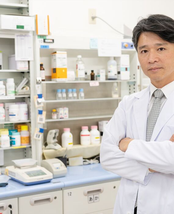 ポーズを決める男性薬剤師