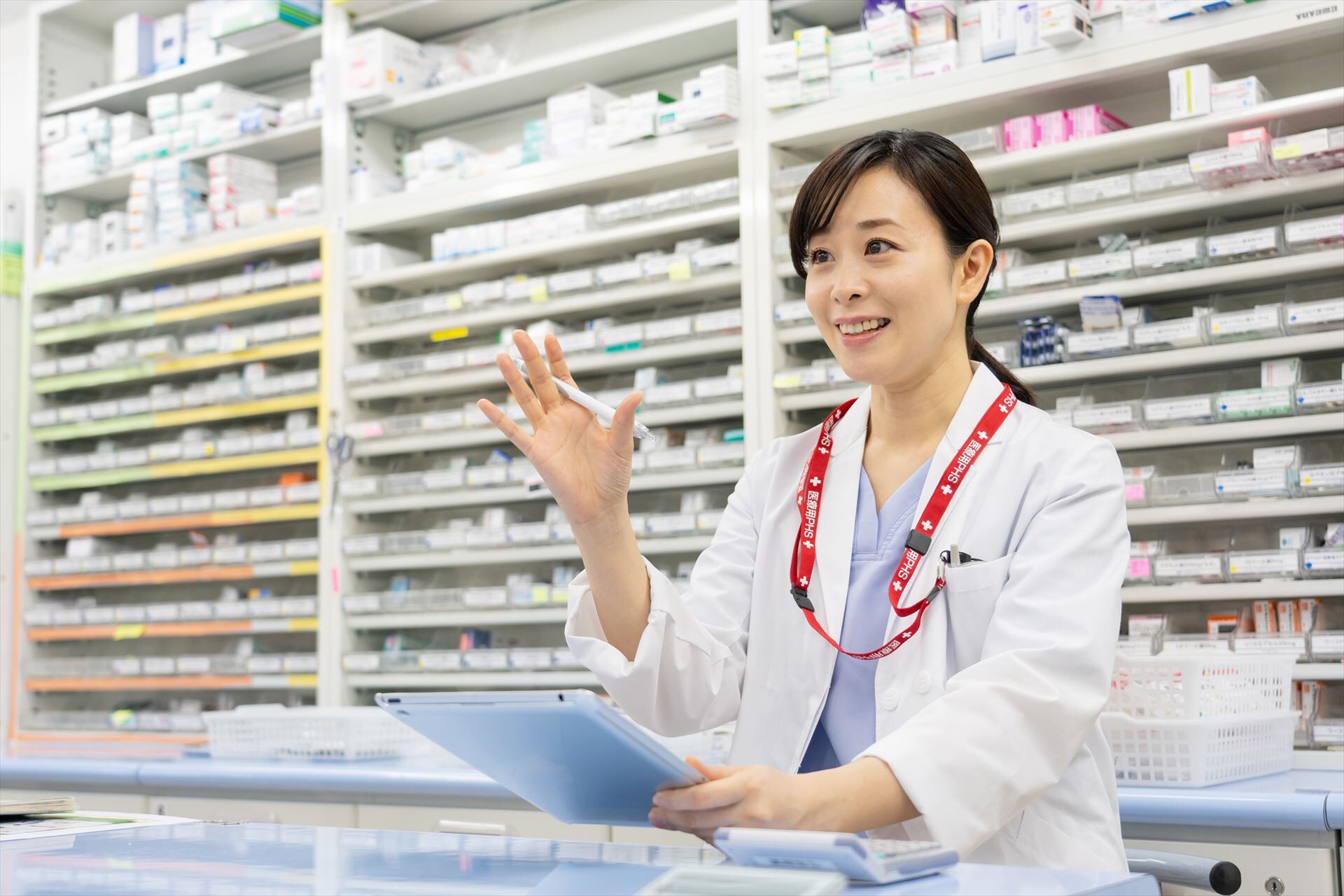 話をする女性薬剤師